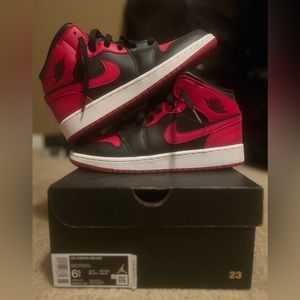 Air Jordan 1 Mid (GS) ‘Banned’